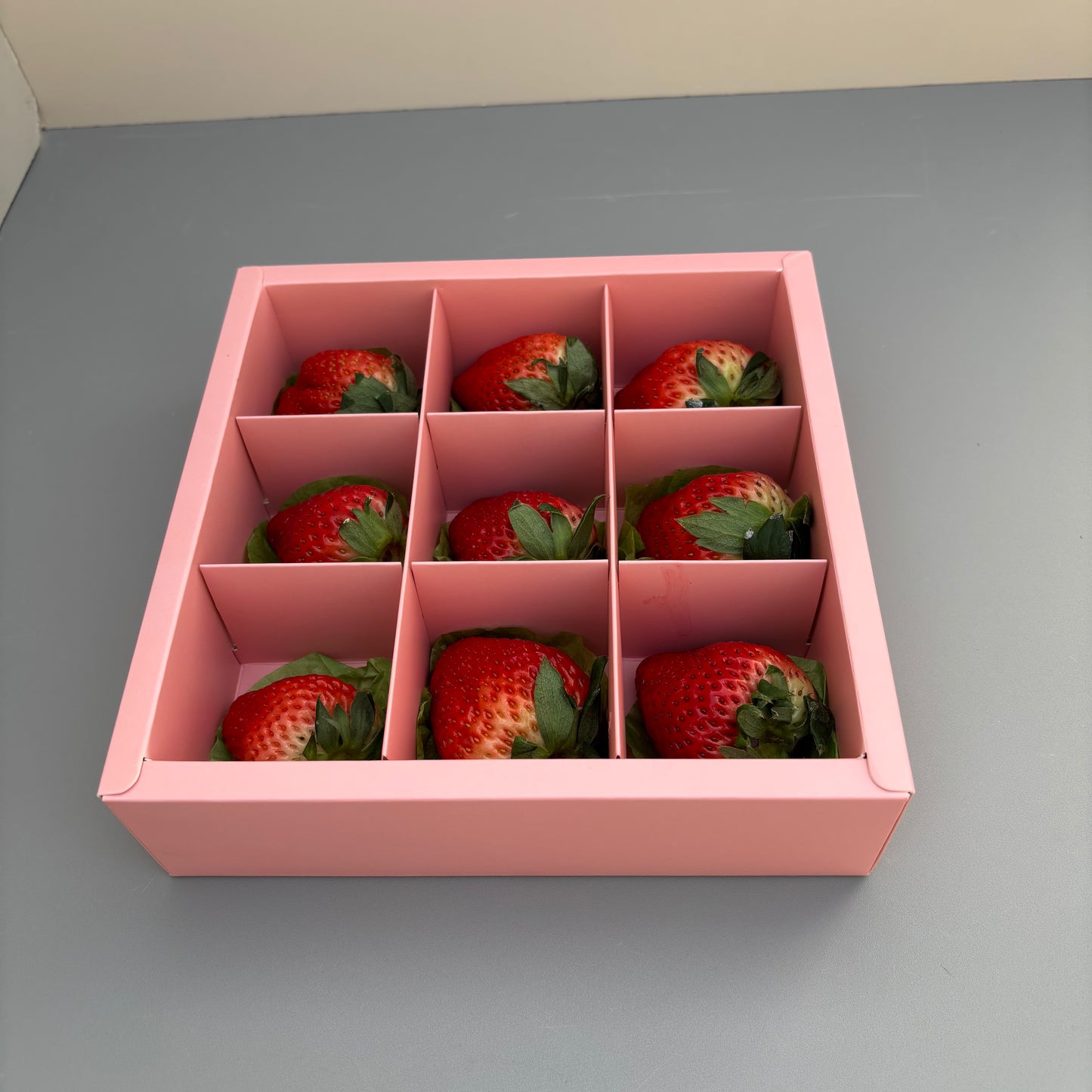 10PCS 9-strawberries Pink Paper Box with Clear Sleeve